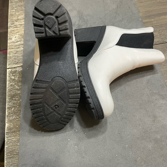 Shoes - Womens white ankle boots. Size 8